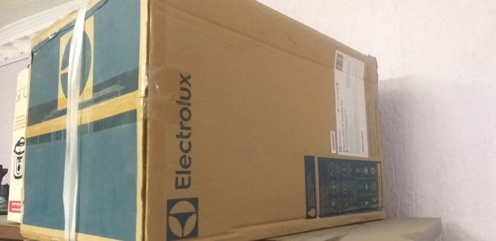 Водонагреватель"Electrolux EWH30 Quantum Pro Упаковке