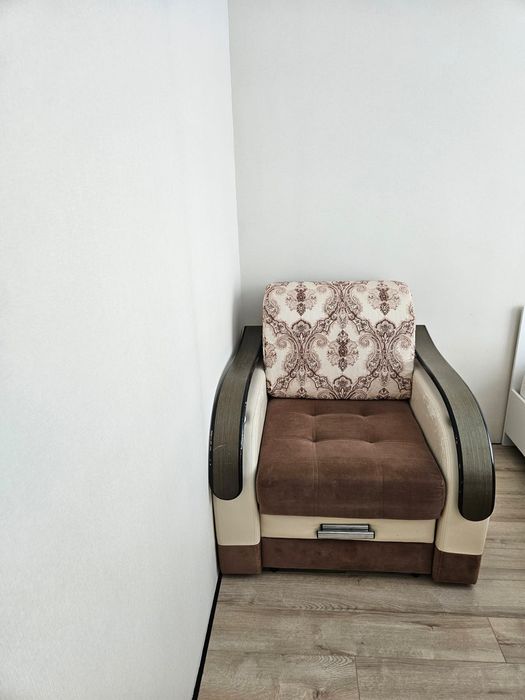 Диван с креслом.