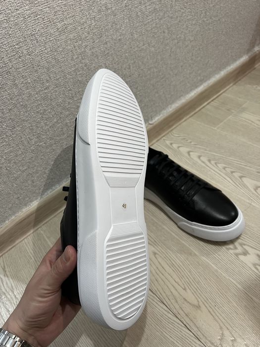 Черные кожаные кроссовки