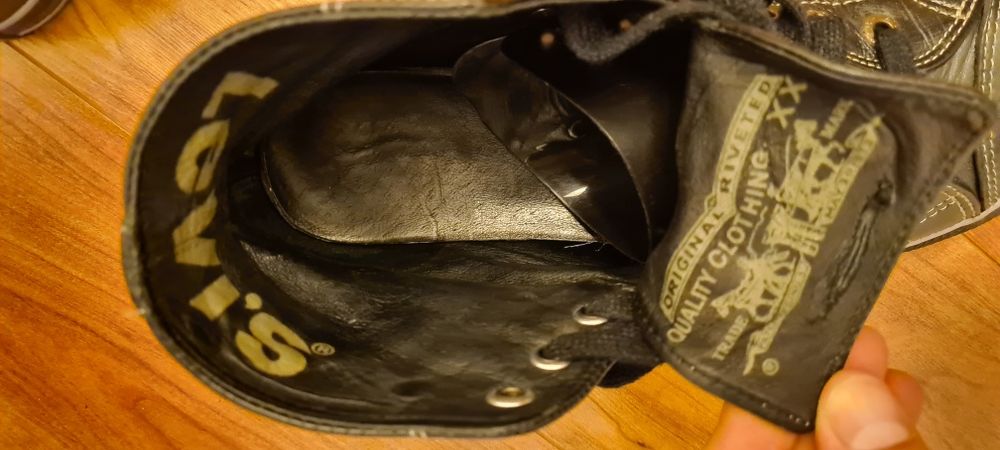 Converse Levi's piele