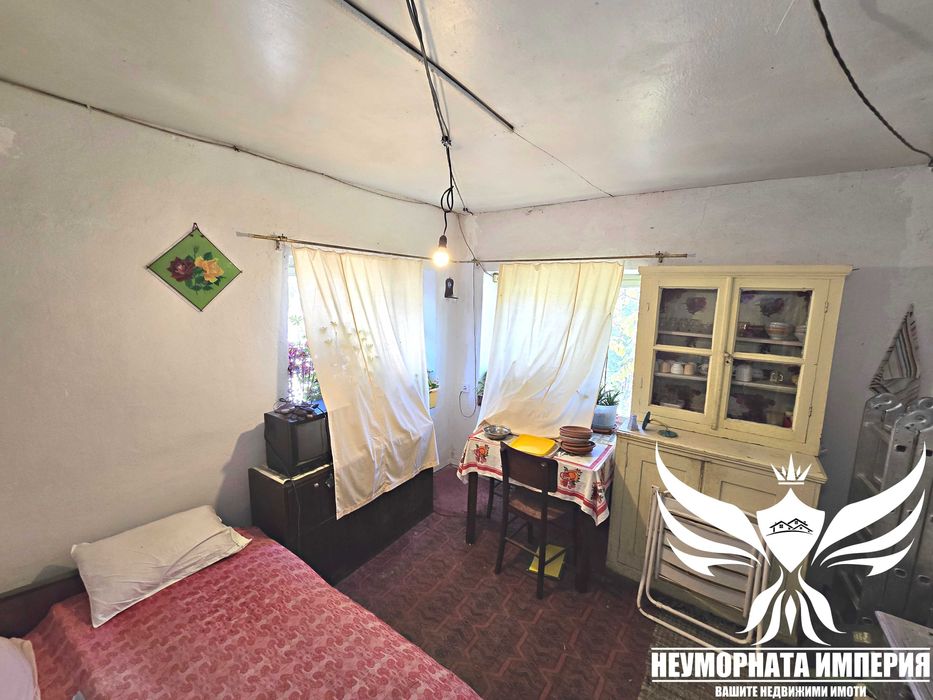 Продавам двуетажна къща 195РЗП с широк двор 1020кв. в с.Тополово