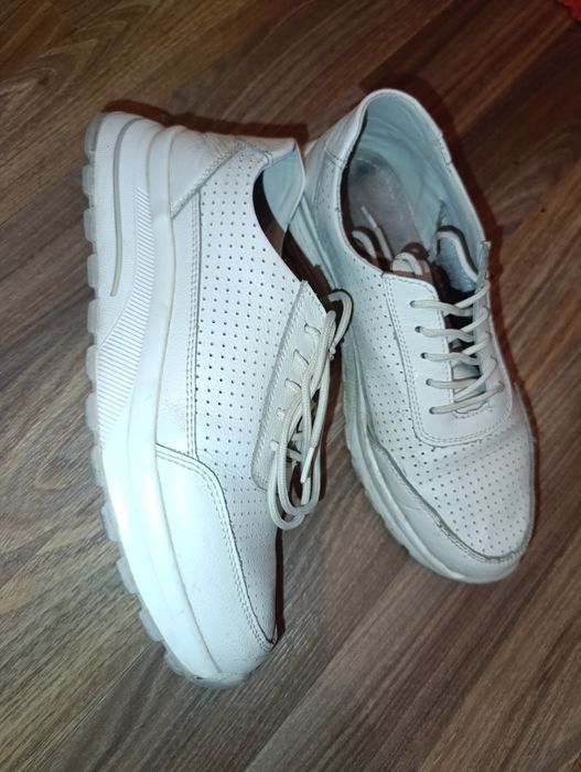 Кроссовки женские