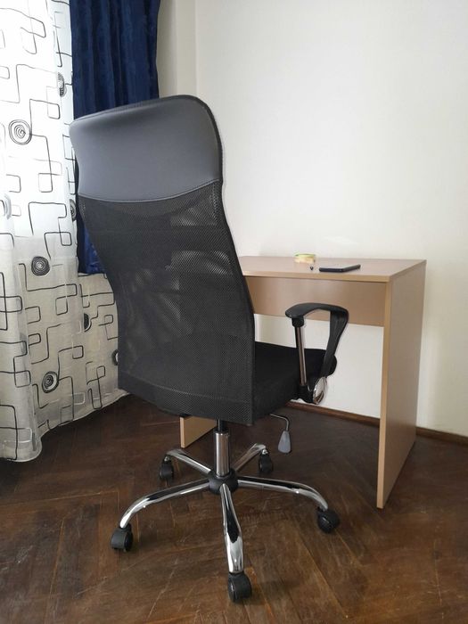 Scaun de birou ergonomic JYSK, mesh negru, cadru cromat, ca NOU  -  280 Lei