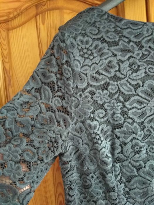 Дантелена рокля с подплата  в прекрасен гълъбово сив цвят