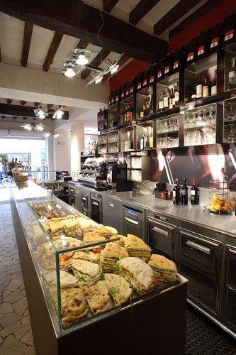 Полки для магазинов и аптек и для других торговых помещений.