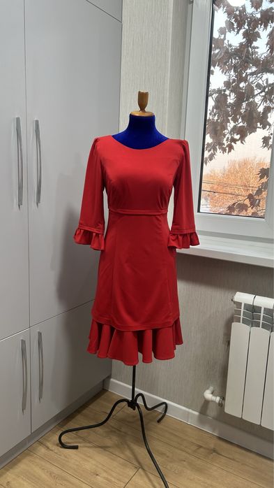 Платье красное.