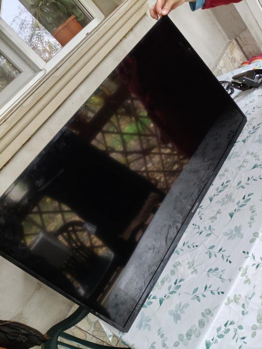 Vând TV smart Panasonic 103cm Nefuncțional.