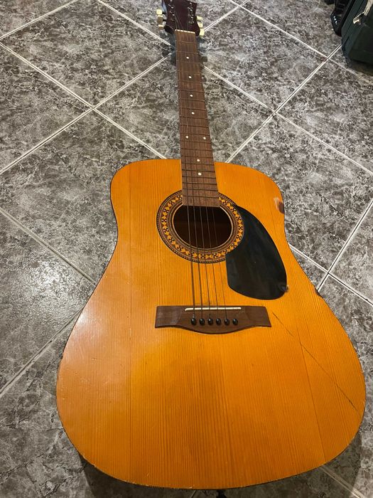 Ретро акустична китара (70-те)