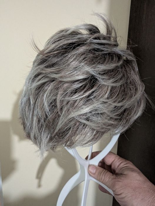 Perucă scurtă șaten-gri cu șuvițe, stil modern – stare excelentă