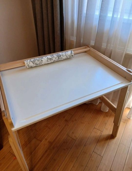 Birou reglabil pe inaltime  Ikea FLISAT pentru copii