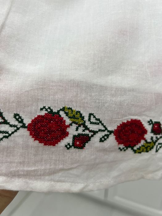 Vand rochie traditionala pentru fete