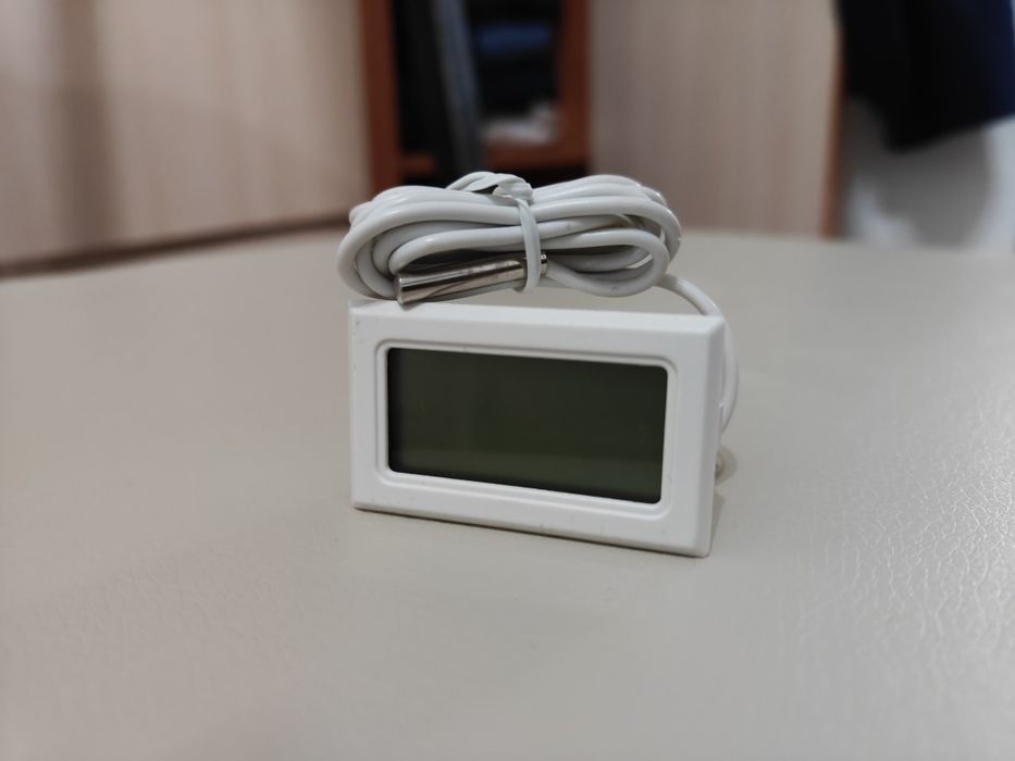 поилки для птицы и термометр