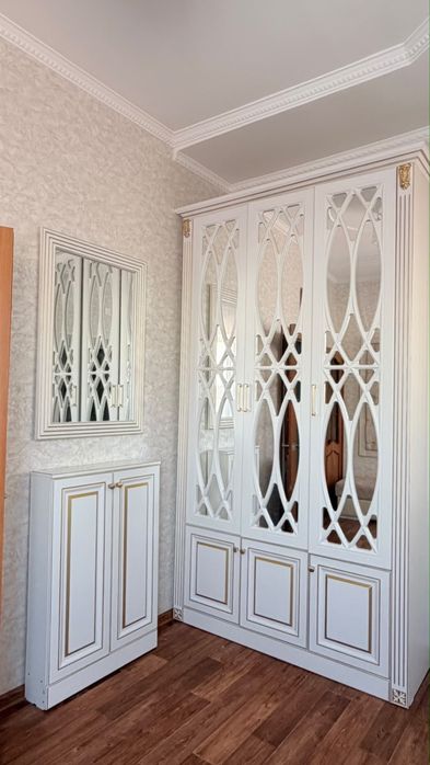 Шкаф,зеркало,пуфик,тумба
