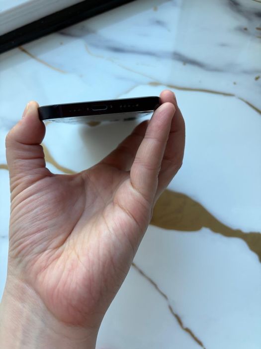 Продам Iphone 12