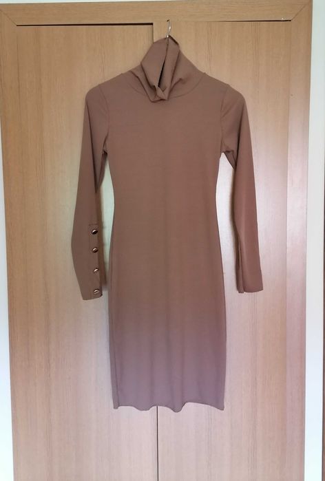 Кафява рокля по тялото