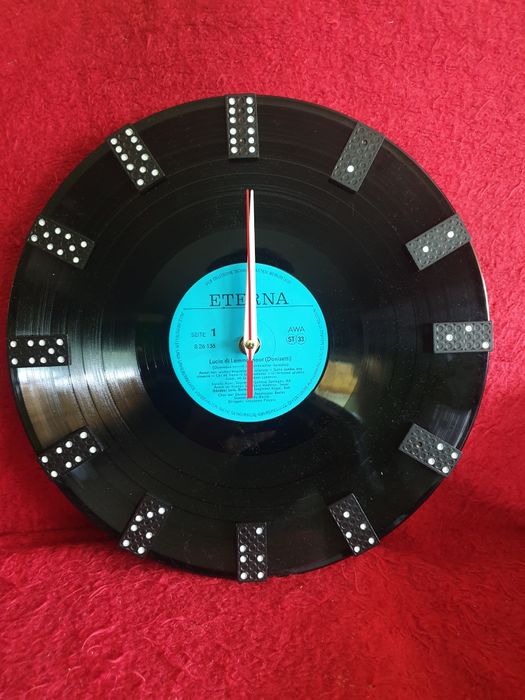 Стенен часовник от истинска плоча