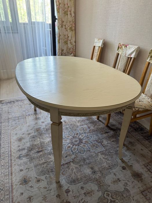 Кухонный стол светлый