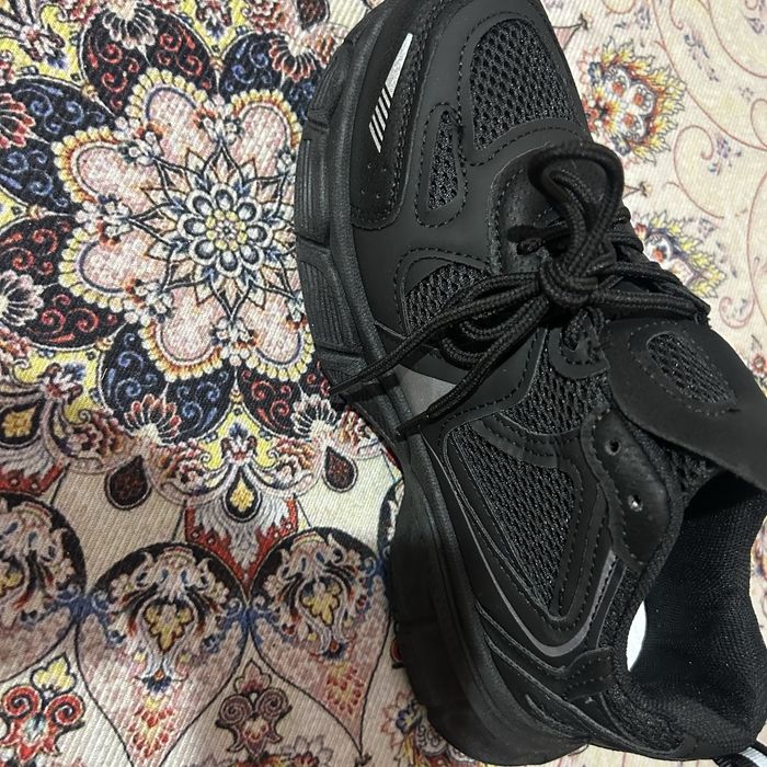 Срочно продаю новые кроссовки