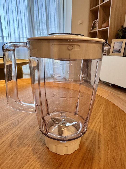 Vând blender Philips Daily Collection Blender 400W, în stare foarte bună, perfect funcțional