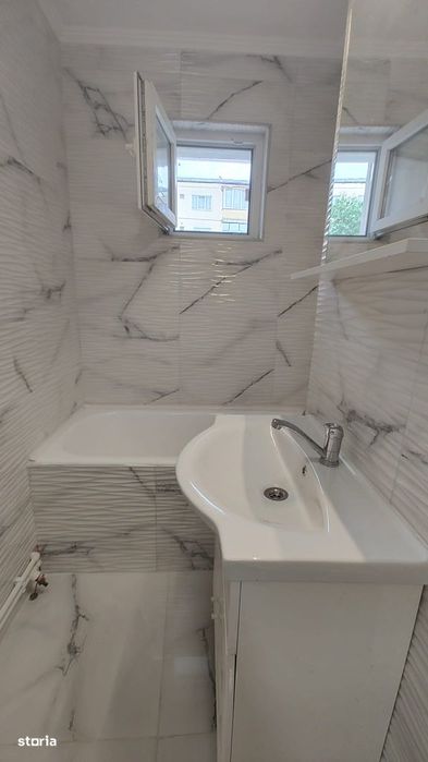 Vând apartament 2 camere,modificat în decomandat, etajul 1, Gojdu