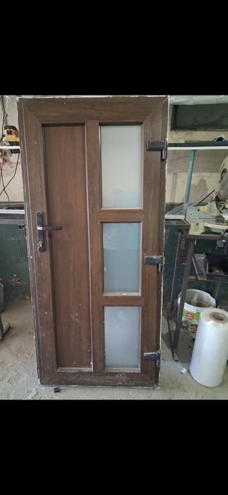 Tamplarie pvc culoare nuc si alb