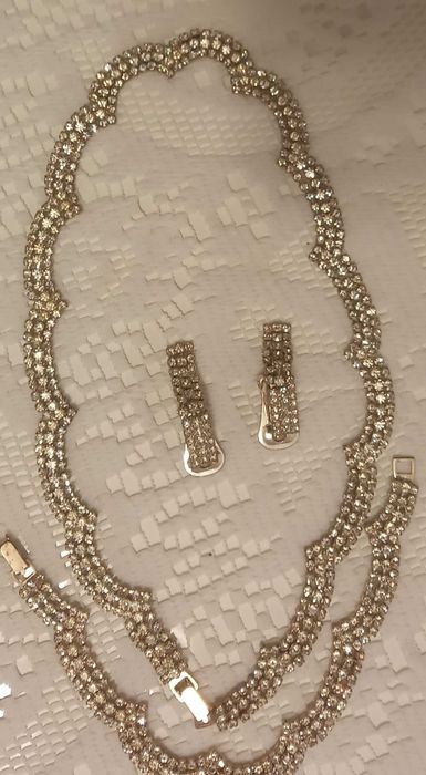 Комрасив комплект бижу- колие , гривна и обеци с камъчета цирконий