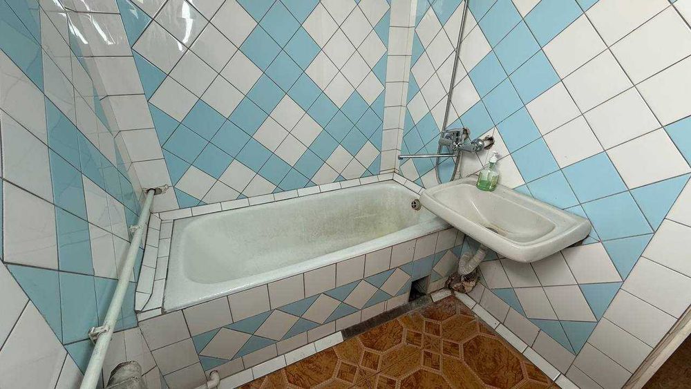 Калениский Фаровон клиникаси 4қаватда 3хонали квартира сотиладиID:1882