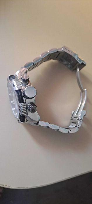 Продавам часовник Invicta
