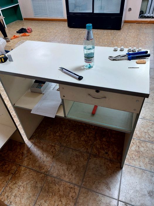 Стол и витрина в магазин