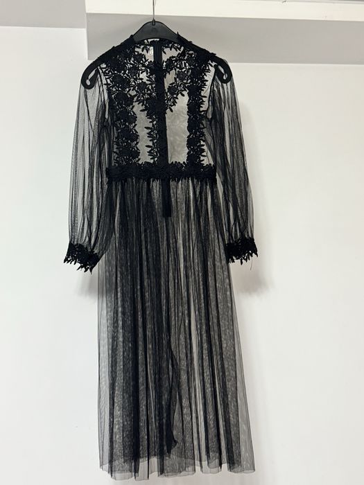 Много красива рокля от дантела и тюл