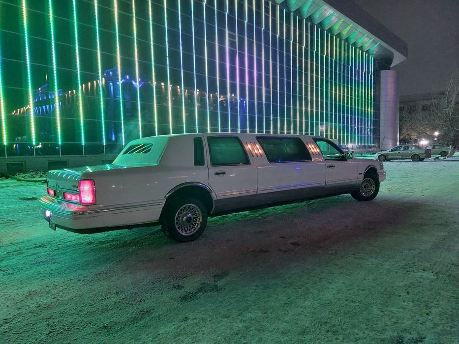 Продам лимузин Lincoln towncar 1998