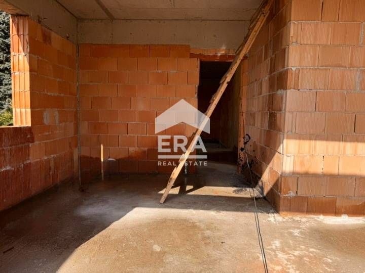 ЕКСКЛУЗИВНО! Двуетажна къща с двоен гараж, на етап пред Акт 14, в с. Д