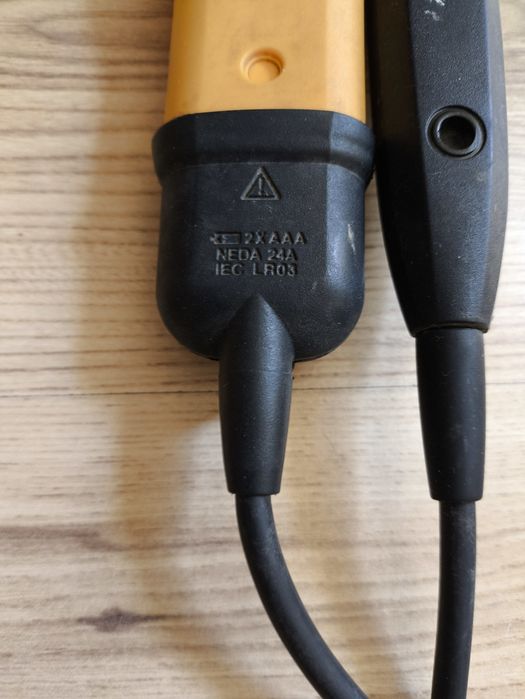 Fluke Т150 двуполюсен тестер за напрежение и проводимост с LCD дисплей