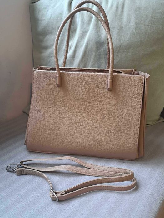 дамска чанта в бежов цвят