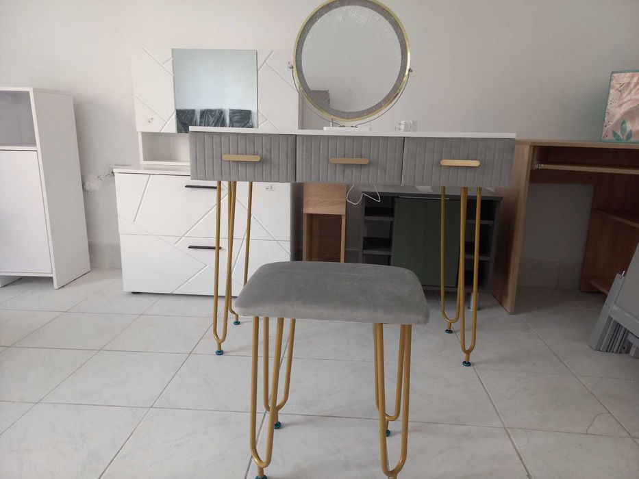 Vand diferite piese de mic mobilier.