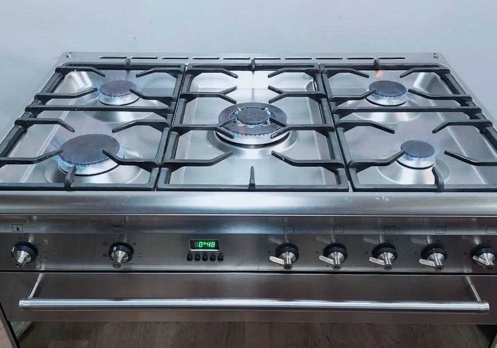 Продам газовую плиту б/у!!