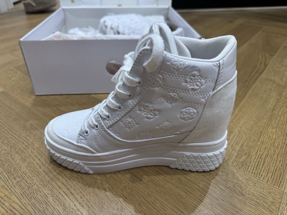 Продаю белые кроссовки guess на платформе 35 размер