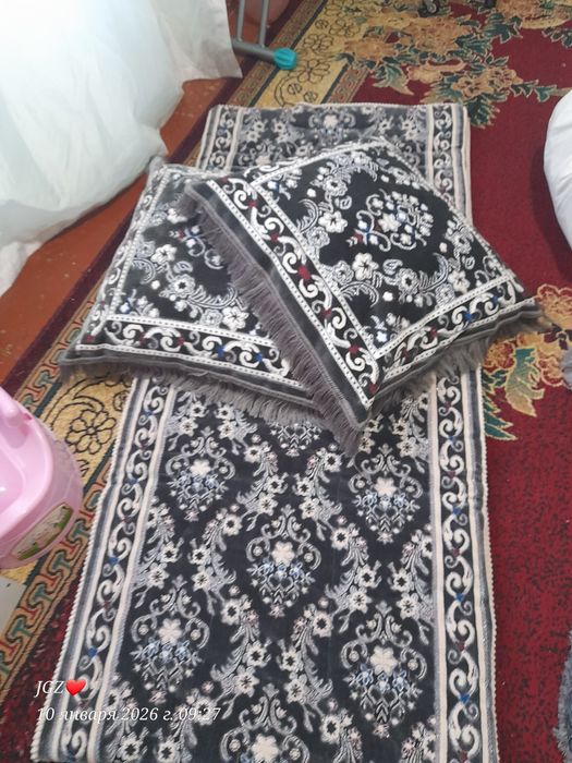 4ta 3,5 m lik gilam to'shak 10 ta yostig'i bilan holati yangi