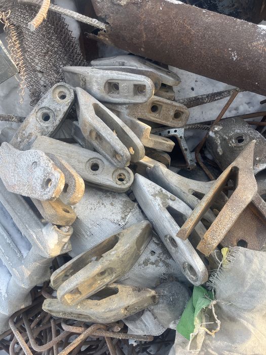 Клыки продам на эксковатор и погрузчик