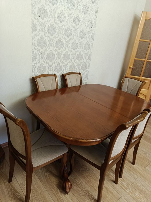 Гостиный стол с панелями