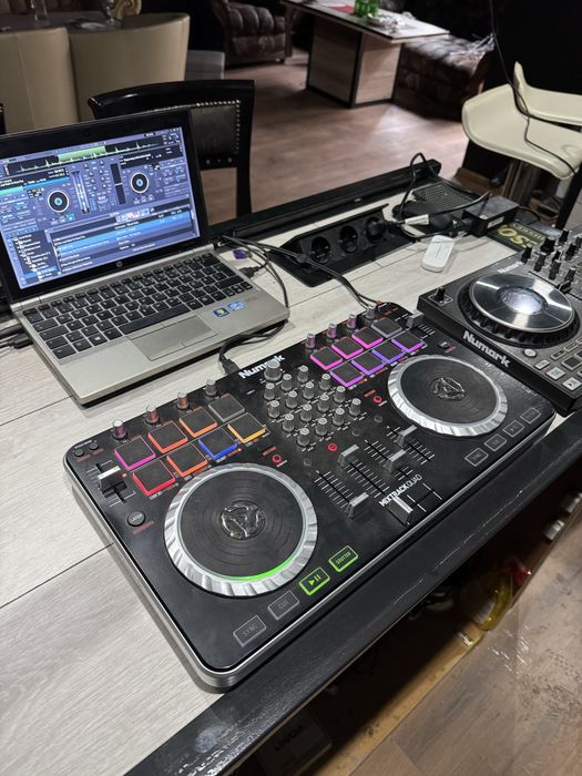 Numark mixtrack quad