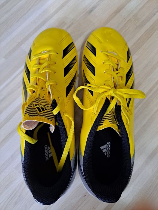 Нови футболни обувки Adidas.