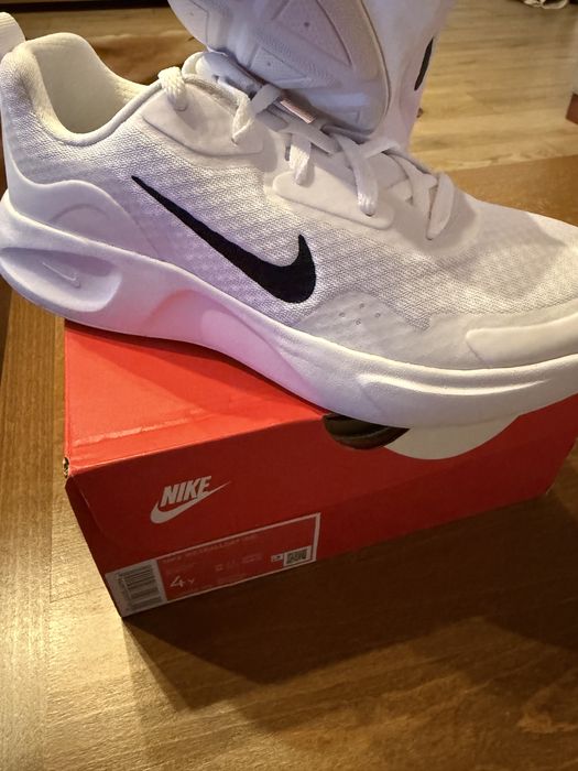Vand adidasi nike