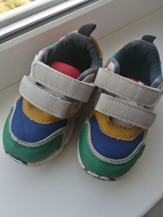 Продам детские кроссовки