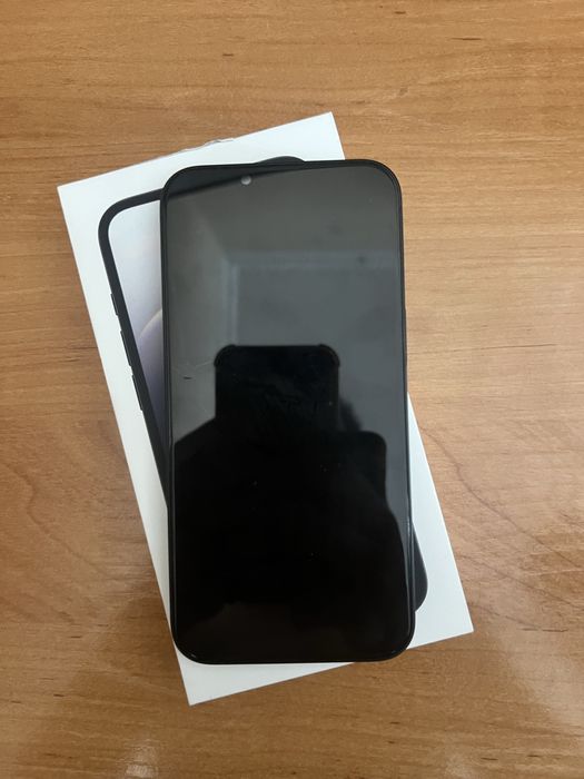 продам айфон 16Е в хорошем состояни