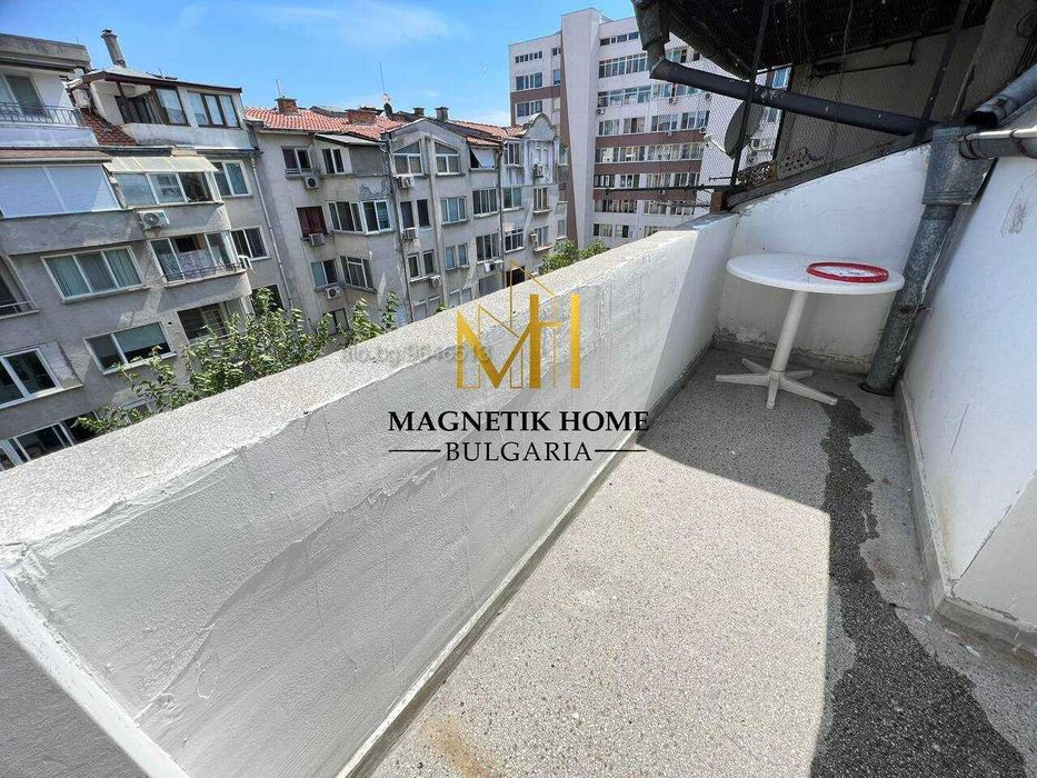 Чудесен двустаен апартамент с отделна кухня до ”ПМГ” в супер центъра