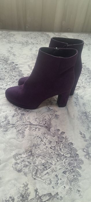 Чисто нови обувки и боти