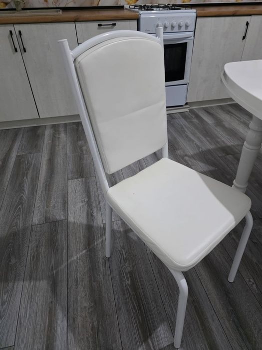 Стол со стульями кухонный