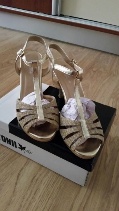 Sandale aurii pentru ocazie