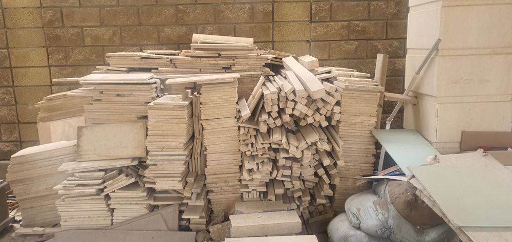 Поодаётся травертин